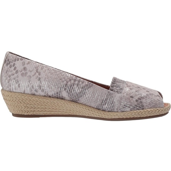 Gentle Souls by Kenneth Cole Women's Luci Ruffle A-line Peep Toe Wedge Sandals - Picture 2 of 11